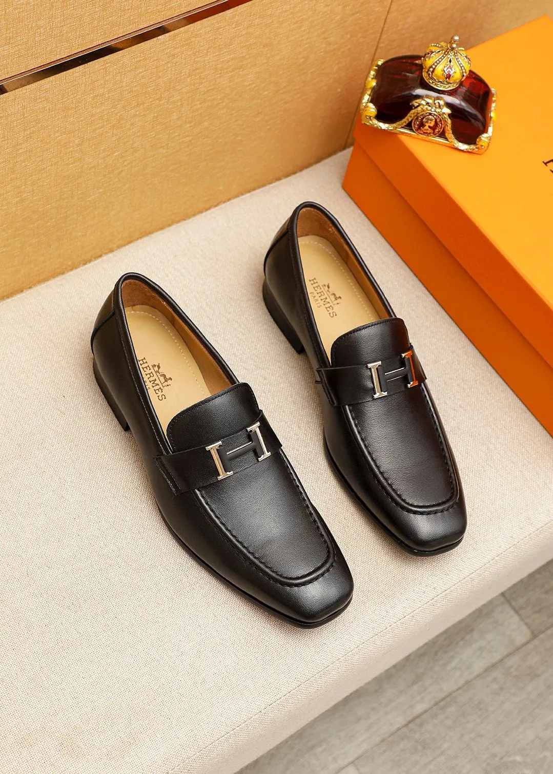 Men's shoes 💰460 💐 Product trademark: HERMES "Hermès" casual leather shoes Regular size: 38-44 (45.46🉑️customized) Product materials: Selected imported first-layer calfskin upper + luxury hardware buckle, imported water-dyed 🐂 cowhide lining. Strong three-dimensional visual effect, combined outsole Color: 2⃣️seed leather materials optional